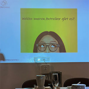 Präsentationsfolie mit dem Titel ‚Welche inneren Antreiber gibt es?‘, darunter sind weitere Texte verschwommen. Oben links ist das Logo ‚DRAMASENFRATZ‘ zu sehen.
